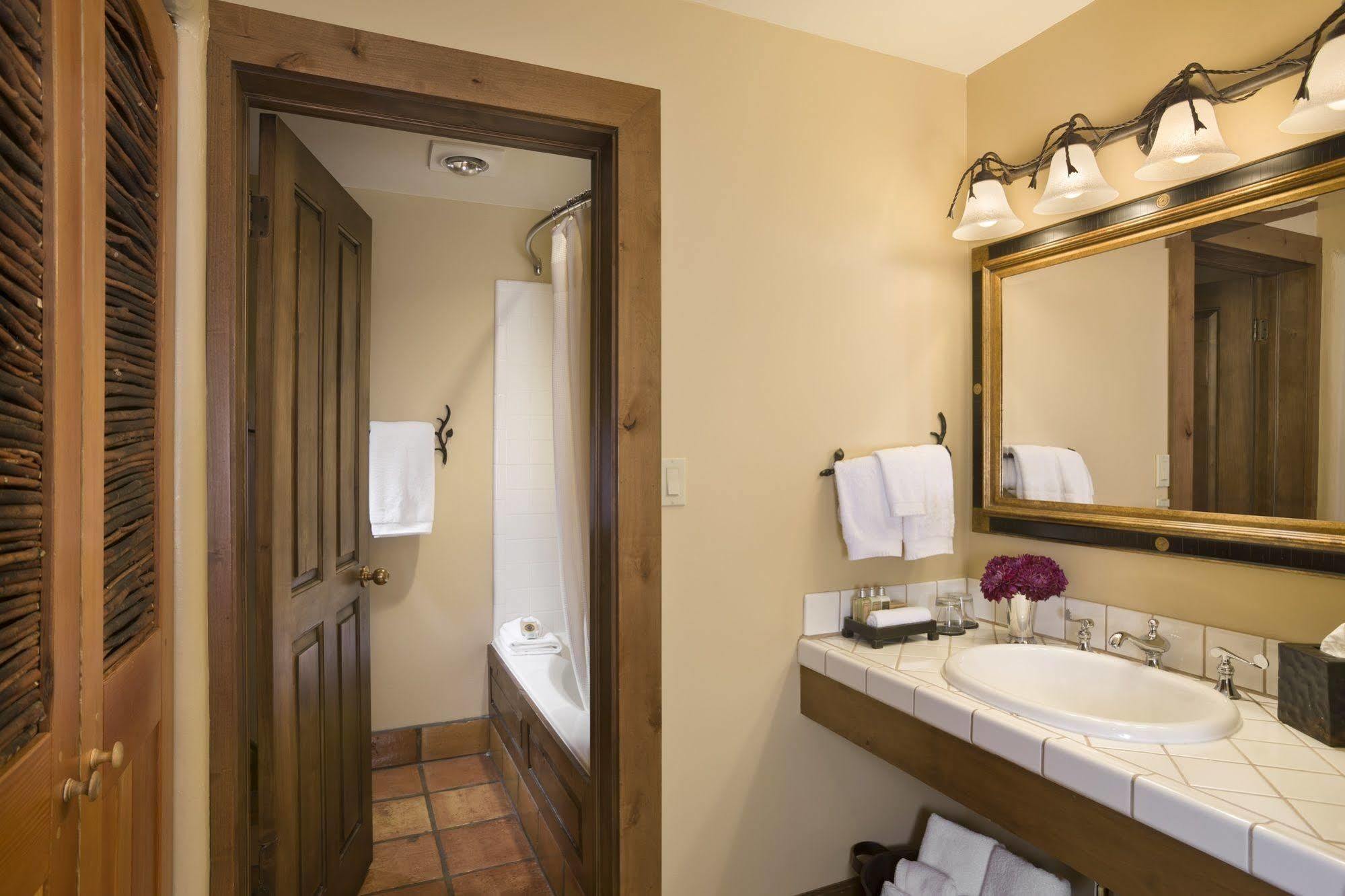 The Rusty Parrot And Hotel 4*